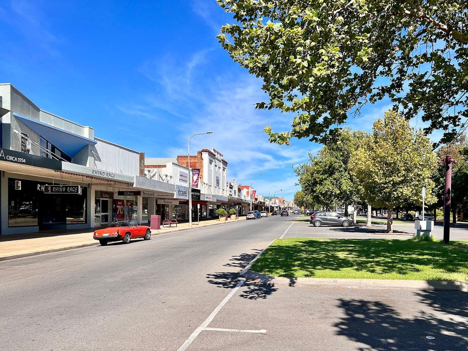 Banna Avenue, Griffith's tree-lined main street, under a clear sky
